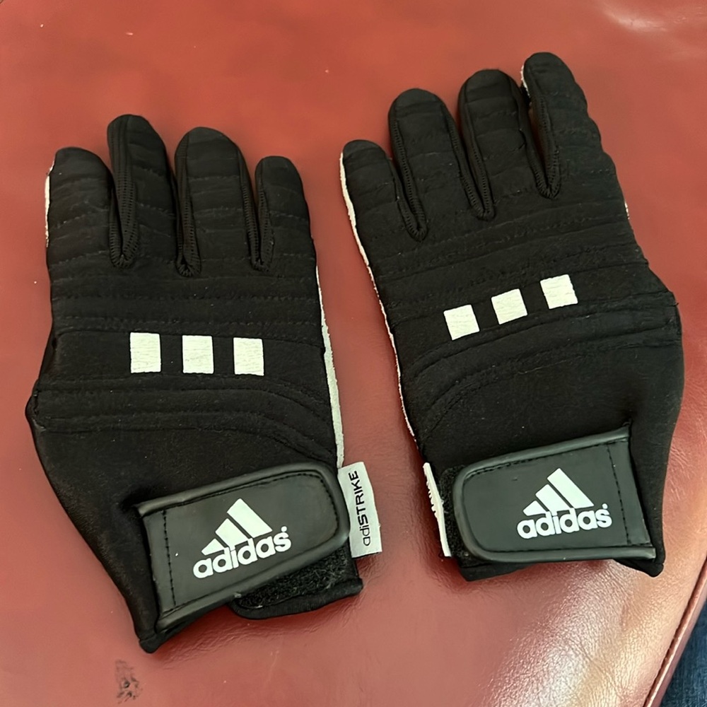 Golfing gloves